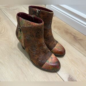 NEVER WORN- L’artiste Waterlilly booties - Size 5 woman’s